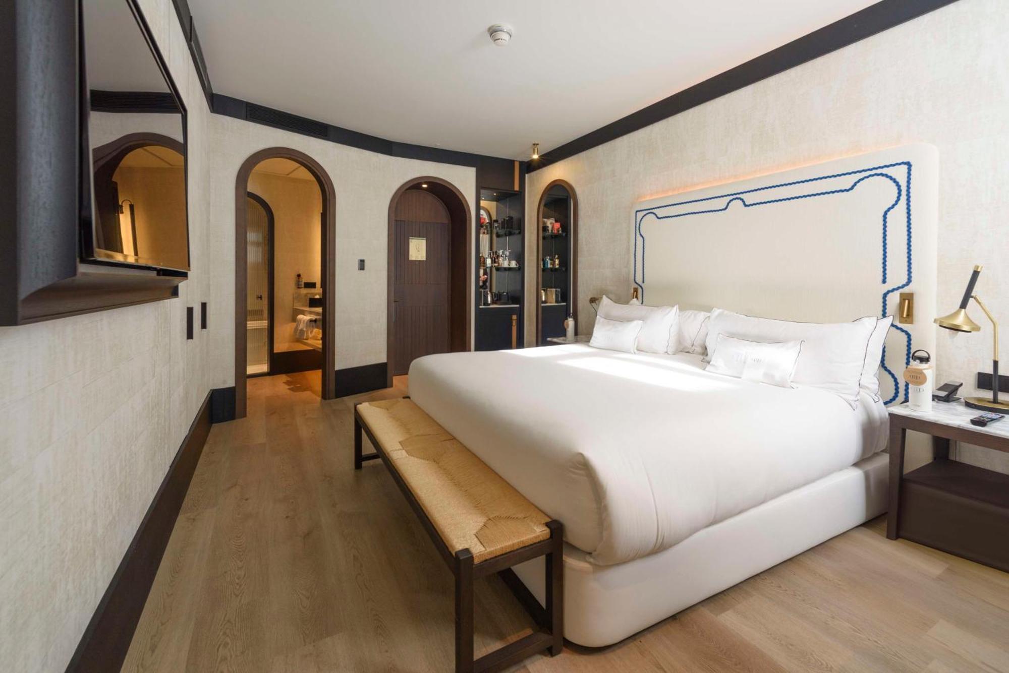 Hotel Montera Madrid, Curio Collection By Hilton Екстериор снимка